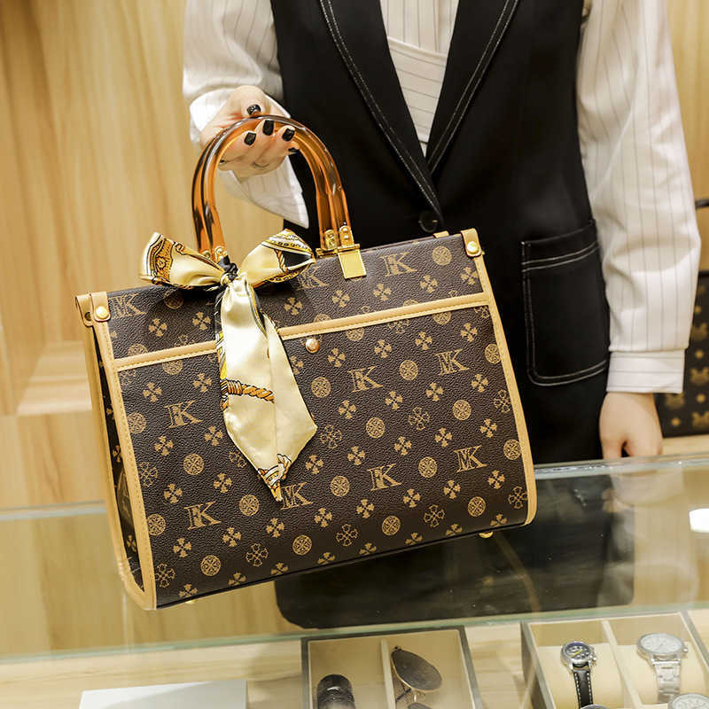 

Spring and summer large-capacity Hong Kong Medieval 2023 new commuter Tote old flower one-shoulder portable cross-body high-grade women's, Old flower coffee