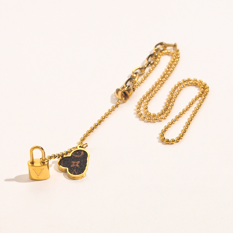 

Fashion Women Love Pendant Necklaces Luxury Brand Long Chain Famous Designer Necklace 18k Gold Plated Lock Necklace High End Accessories Couple Friends