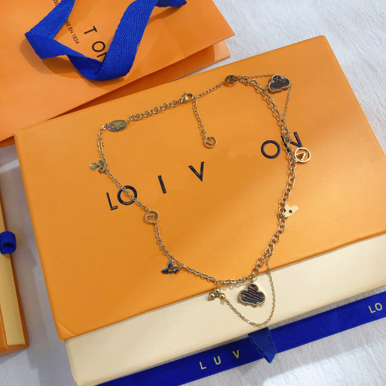 

Boutique Design Jewelry Necklace Luxury Brand Four leaf Grass Pendant Necklace Popular Selection Quality Long Chain Premium Female Accessories 18k Gold Plated