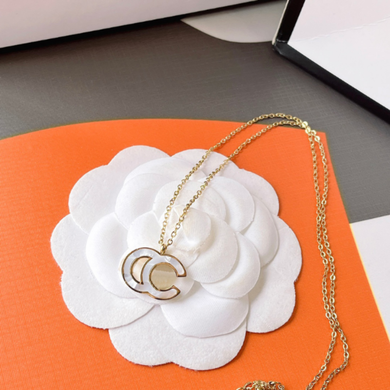 

Fashion Fritillary Necklaces Exquisite Design Pendant Necklace Luxury Jewelry Long Chain Classic Womens Accessories Selected Gifts Women Couples