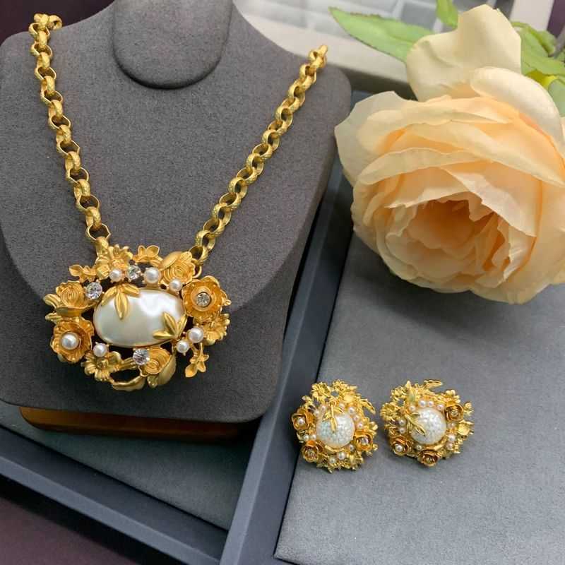 

Stereoscopic cameo pearl flower necklace earrings brooch set, Broch