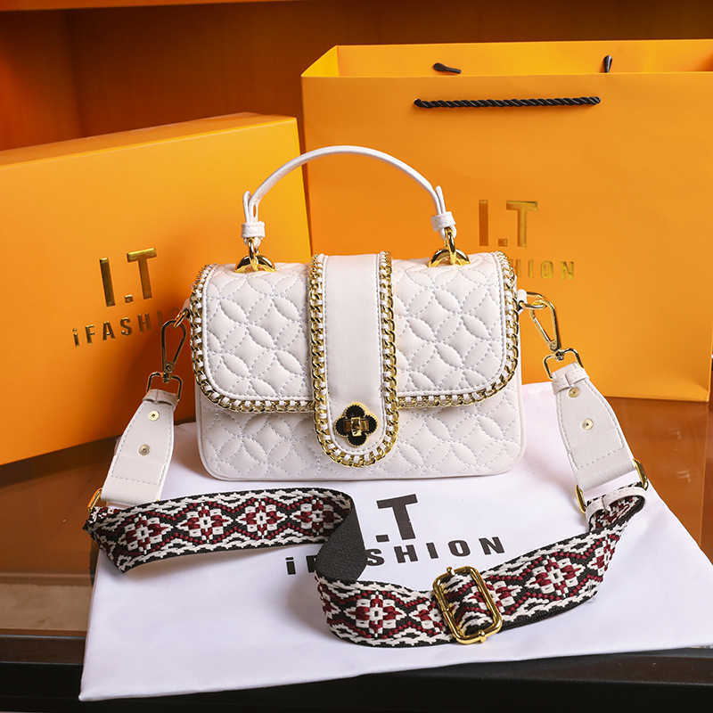 

Hong Kong Live 2022 New Diagonal Straddle Small Square Bag Women's Bag Fashion Versatile One Shoulder Handbag Lingge Chain Bag, Black10