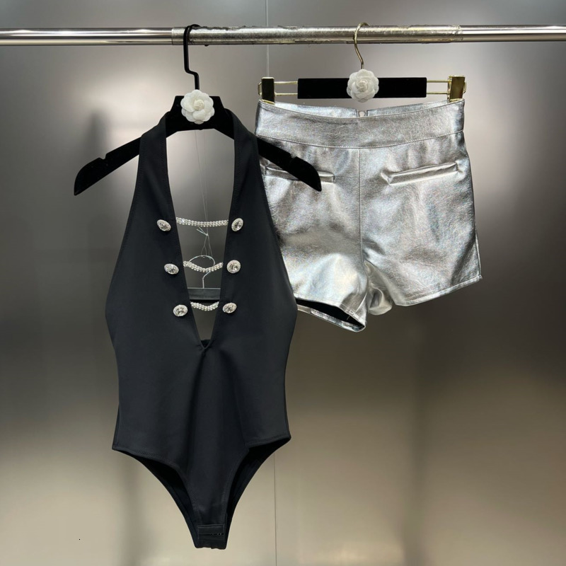 

Women's Two Piece Pants PREPOMP Spring V Neck Buckles Chain Sleeveless Bodysuits Silver Slim Pu Shorts Two Piece Set Women GH157 230316, Black top