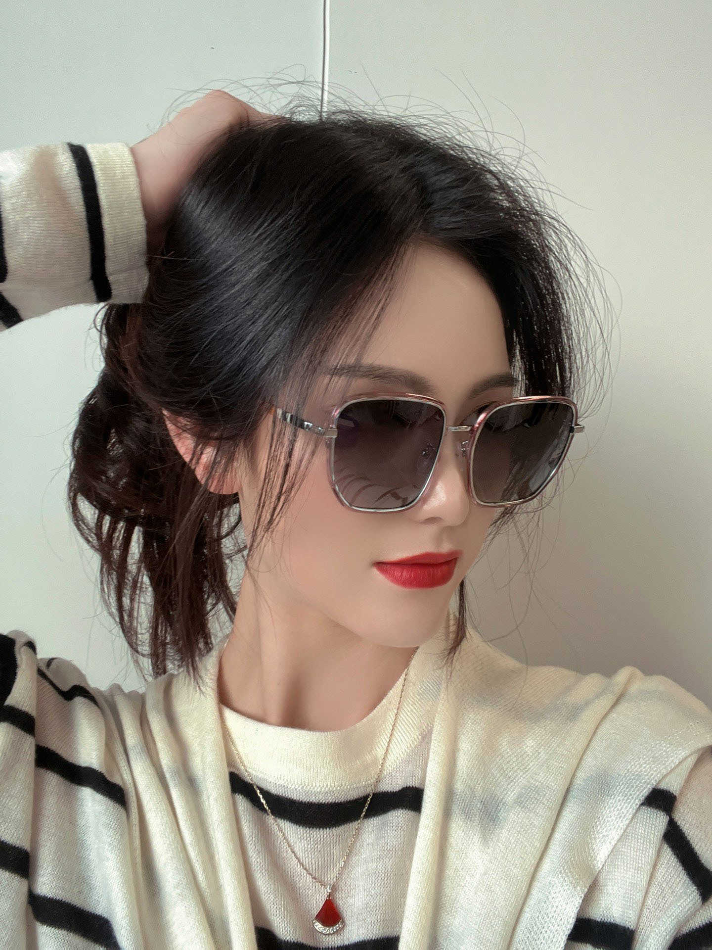 

Women Eyewear Glasses Fashion Designer Net Celebrity Super Explosive Luxury Global Wind Fashion Square Framed Sunglasses Classic Large Frame Style Sunglasses