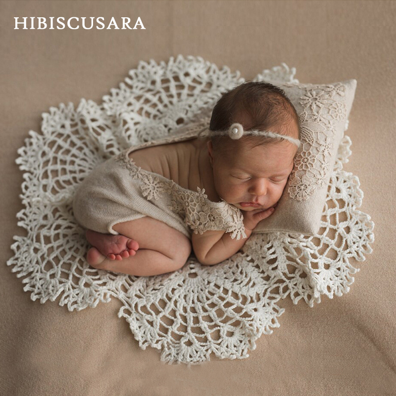 

Keepsakes born Baby Pography Props Round Lace Blanket Pillow 2pcs Set Inelastic Embroidery Lace Pads Retro Tablecloth Po Backdrop 230316