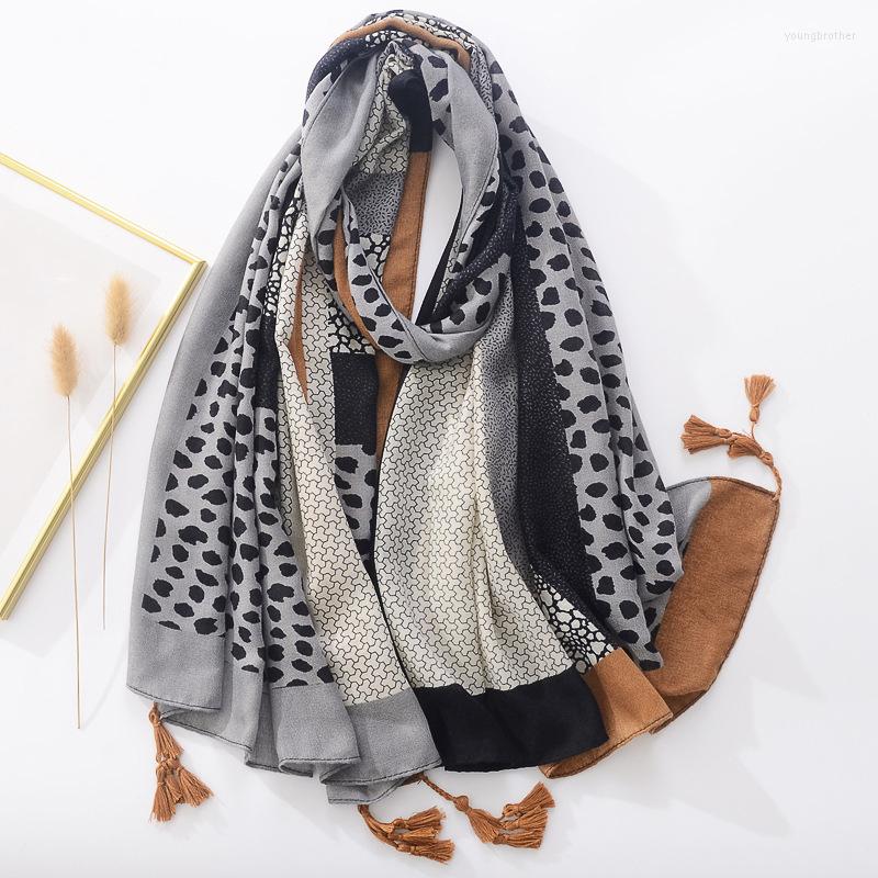 

Scarves Muslim Woman Hijab Fashion Tassel For Ladies High Quality Shawl Scarf Pashmina Stole Bufandas Female Foulard Beach Towel