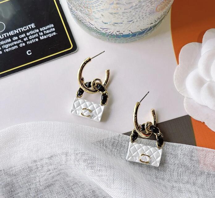 

Luxury Women's Bag Dangle Chandelier Earrings 18k Gold Plated Charm Earrings Black White Love Earring Designer Jewelry Couple Family Accessories Premium Gift A807