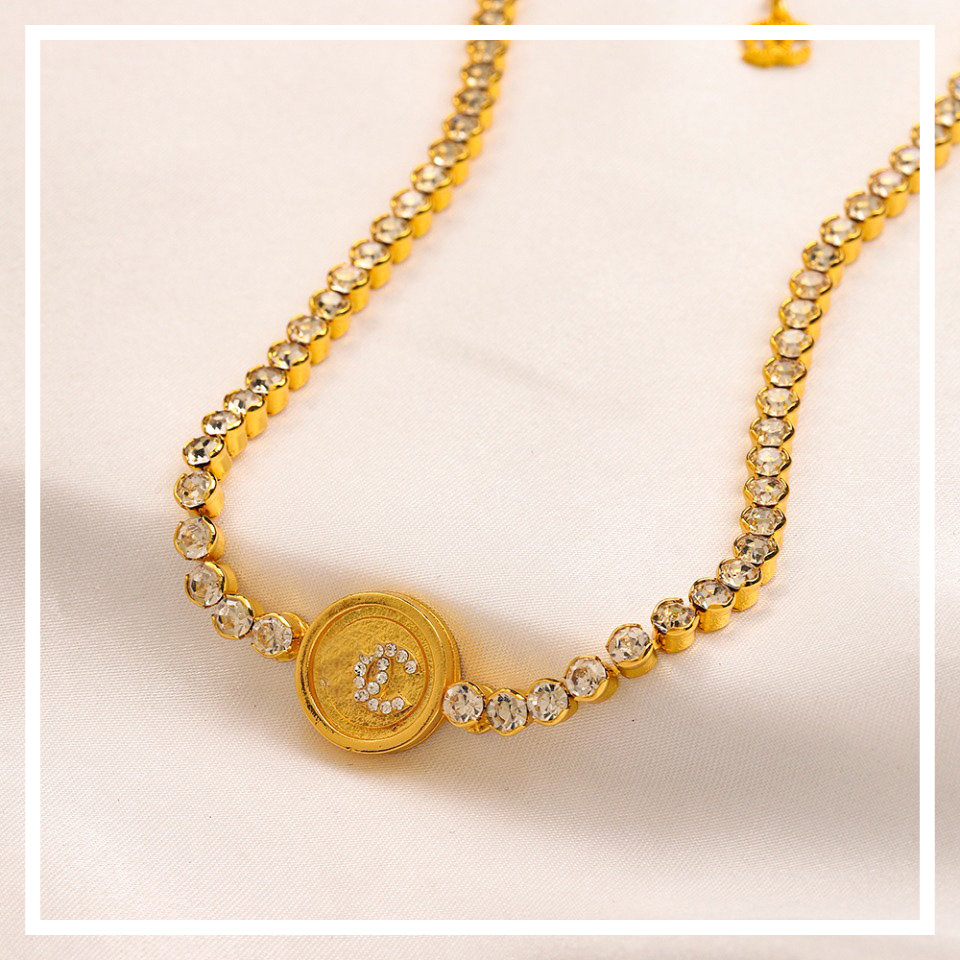 

Luxury Design Necklace 18K Gold Plated Brand Stainless Steel Necklaces Choker Chain Round Crystal Letter Pendant Fashion Womens Wedding Jewelry Accessories GIFTS