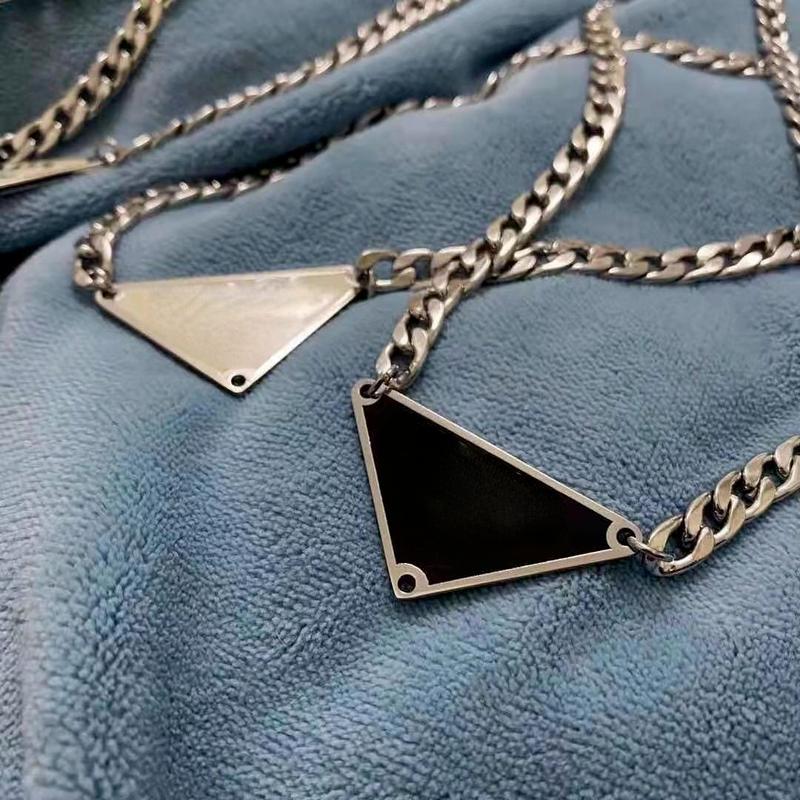

Designer Jewelry Womens Mens Luxury Designer Necklace Chain Fashion Black and White Triangle Pendant Party Silver Hip Hop Punk