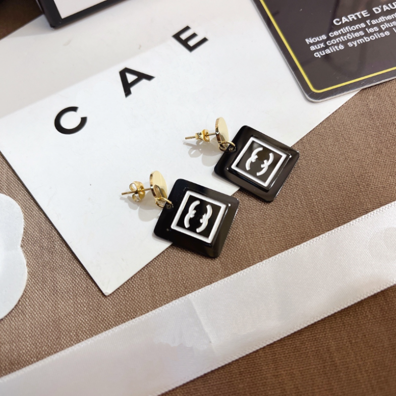 

Popular Designer Brand Stamp Necklaces Vintage Style Pendant Necklaces Classic Logo Luxury Jewelry Selected Female Gift Friend Lover Family Birthday