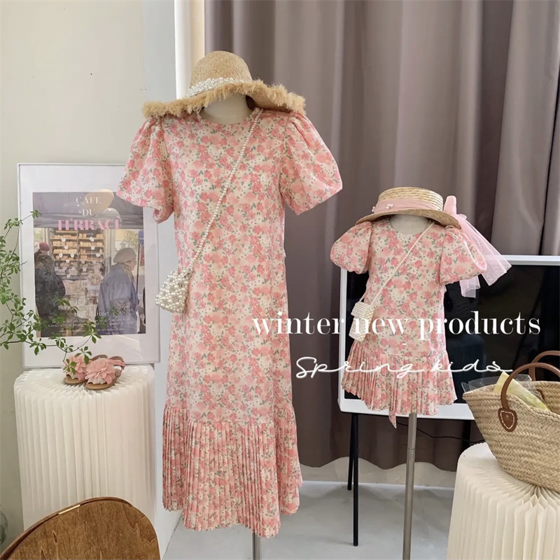 

Family Matching Outfits Family Matching Clothes Summer Dress Floral Mother Daughter Baby Girl Short Sleeve Dress Women Dress Holiday Dress 230316, Beige