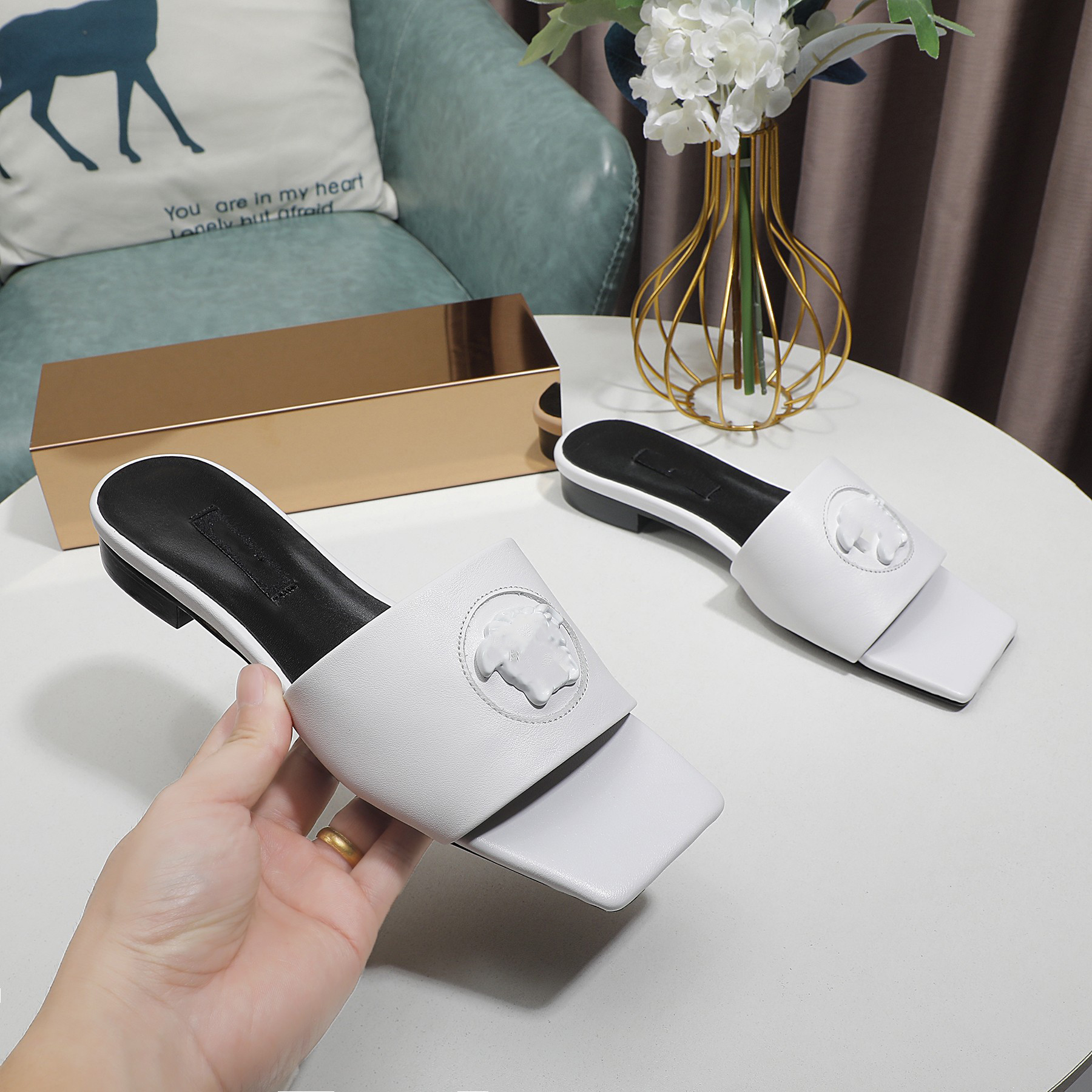 

Designer Beach Shoes Luxury La Medusa Slides Fashion Women Slippers Classic Summer Sandals Gifts Men High Quality Flat Shoes for Outdoor Holiday Party MDS6