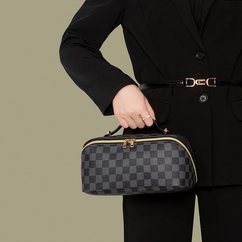 

Quality Women Travelling Toilet Bag Designer Women Wash Large Capacity Cosmetic Bags Toiletry Pouch Makeup Bags, Beige