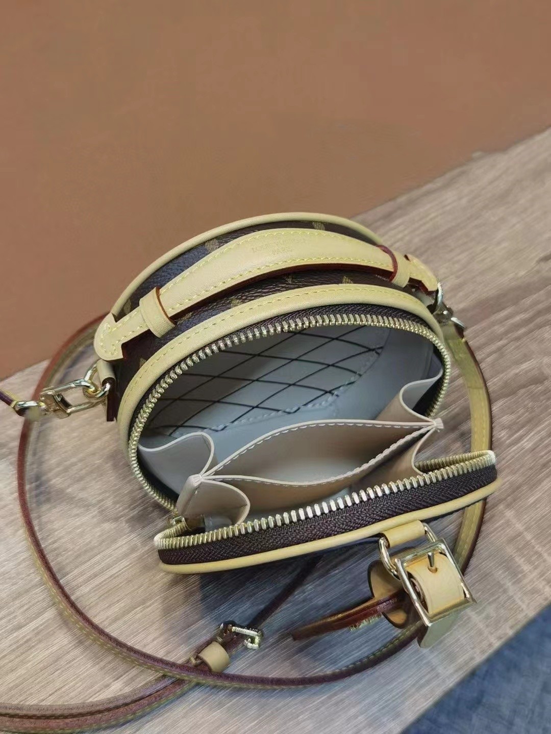 

Women's new shoulder bag handbag M44699 BOITE CHAPEAU mini bag