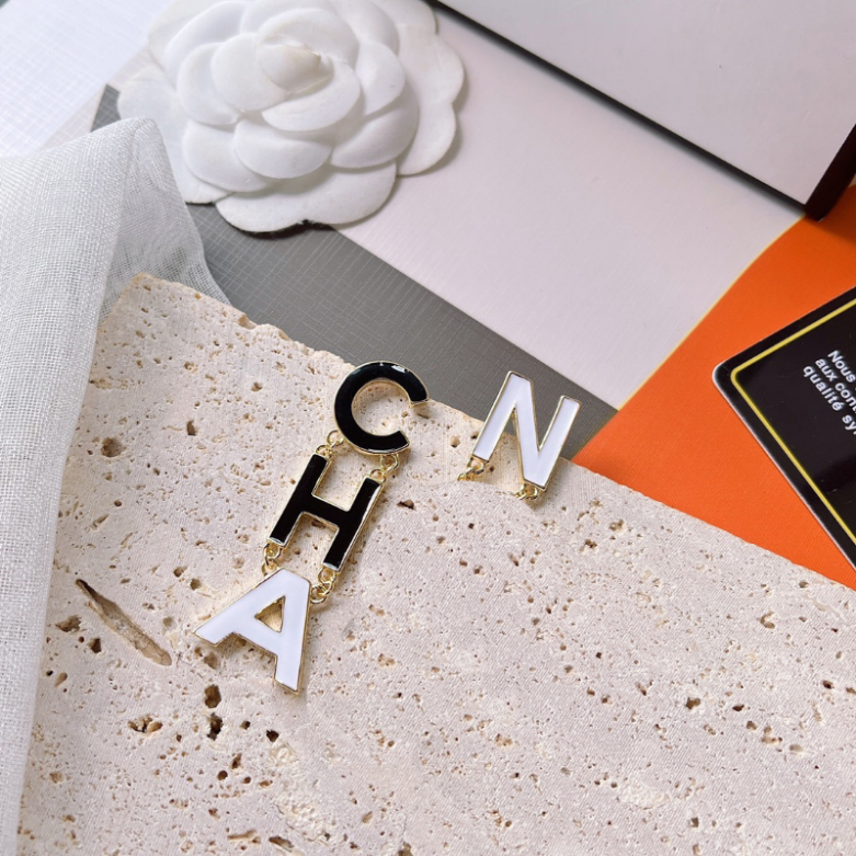

Charm Women Love Letter Ch Earrings Designer Brand Black And White Earrings European Designer Jewelry Luxury Wedding Party Gift Accessories With Box