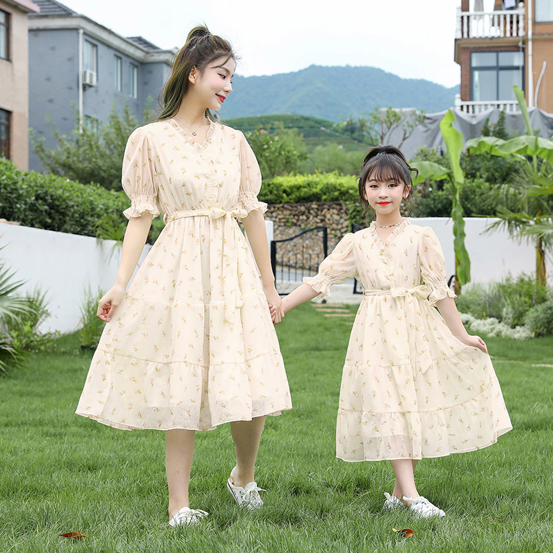 

Family Matching Outfits Summer Korean Style Fashion Flower Family Matching Dresses MOM and Daughter Short Sleeve Holiday Casual Dress Kids Outfits 230316, Beige