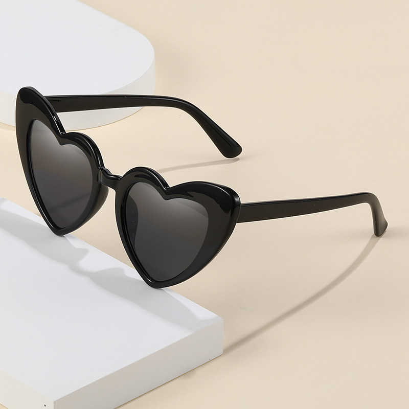 

8805 sunglasses Fashion peach heart love sunglasses metal hinge large frame personalized glasses