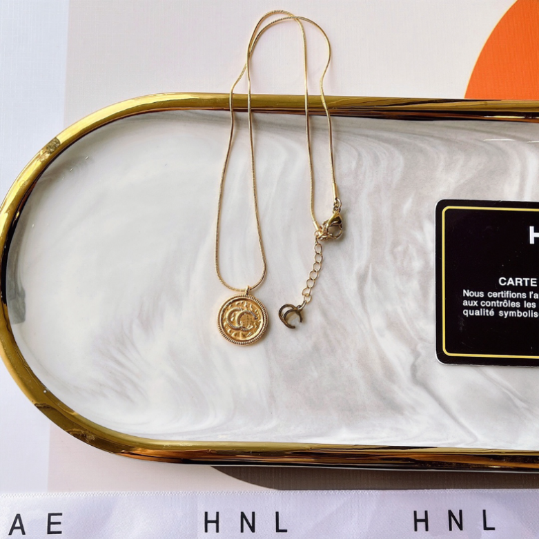 

Luxury Pattern Design Necklace Delicate Fashion Pendant Necklace High End Style Women Accessories Selected 18k Gold Plated Long Chain Designer Jewelry