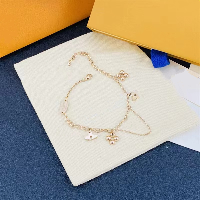 

gold silver Classic Bracelets Clover Letter Chain Bangle titanium steel letter men and women Bracelets luxury designer gift wedding party jewelry