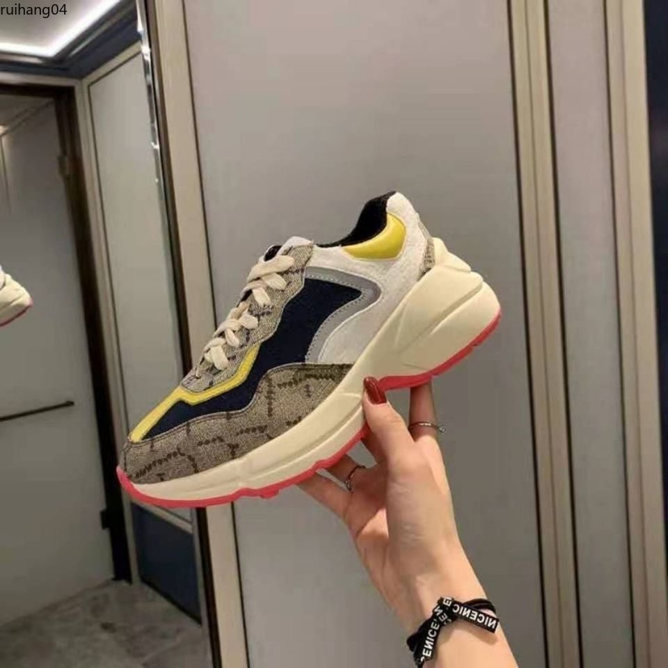 

2023 Mens Women Outdoor Sport Shoes Rhyton Vintage Trainers Sneakers Retro Do Old Designer Luxury Walking Leather Casual Shoe mkjip rh4000004