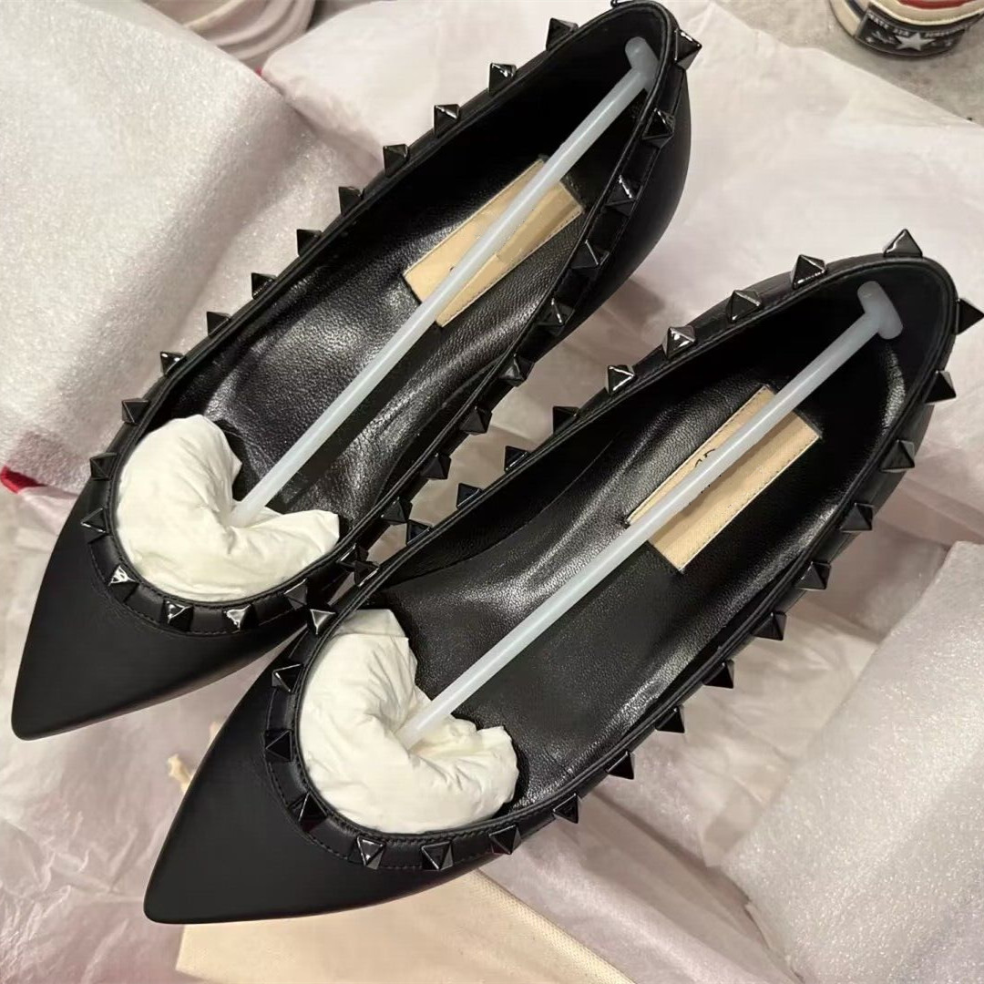 

Brand Women Rivets Shoes Pointed Flat Heels Wedding Shoes 2023 Summer Classics Designer Genuine Leather Sexy Shallow Black Red Gold Solid Pumps with Bag 34-44, White rivets