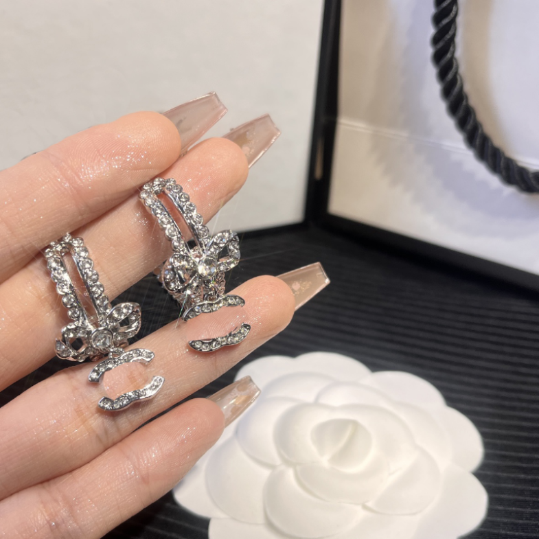 

Classic Silver Diamond Stamp Earring Luxury Designer Earrings Popular Fashion Style Jewelry Exquisite Gift For Men And Women Luxury Matching Couples With Box