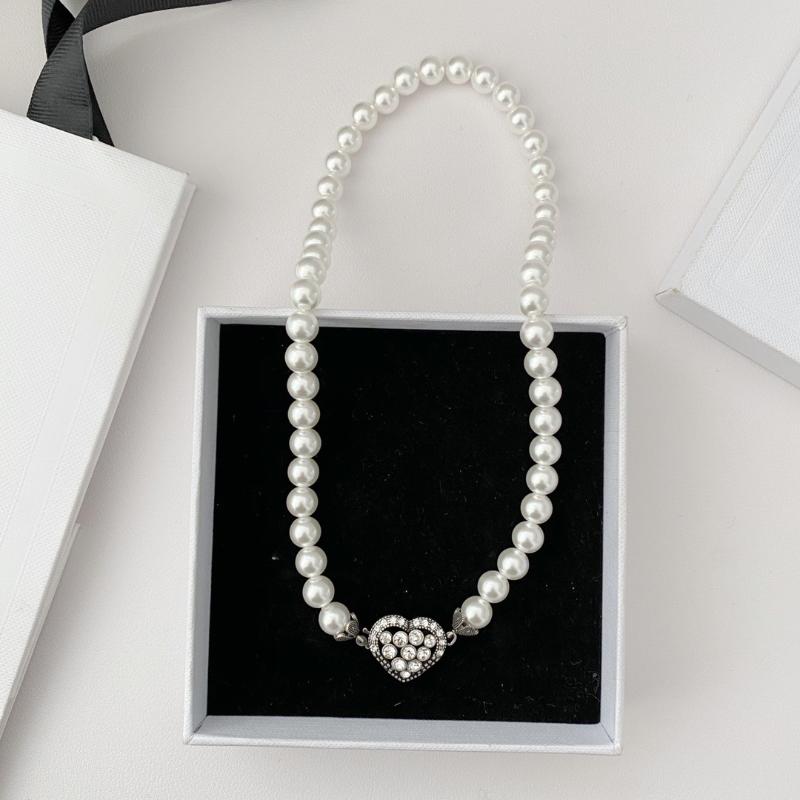 

Chains Temperament Retro Heart-shaped Pearl NecklaceChains