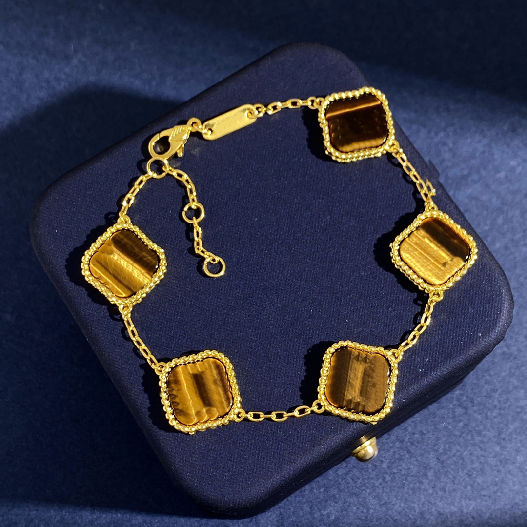 

Luxury Clover Pendant Necklaces Flower Earring Designer Van Stud Woman Fashion Bracelet Jewelry Women Cjeweler ilpl