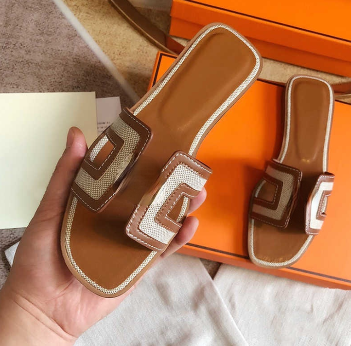 

Classic Designer Flat for Outdoors One-Word Sandals New Women's Spring and Summer Travel Holiday Color Matching Beach Slippers, Aspic