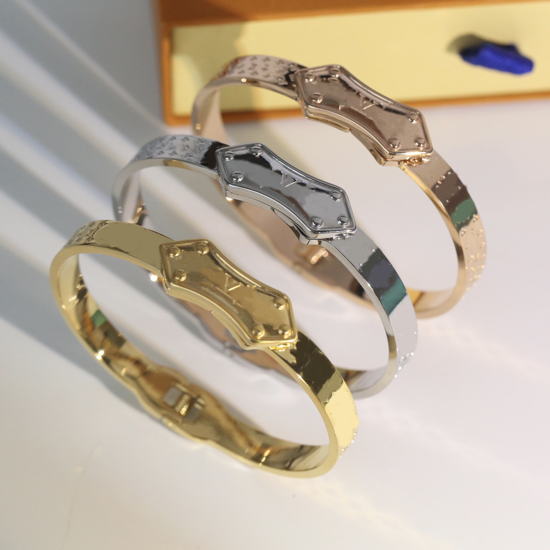 

Titanium Steel V Letter Cuban Chain Bracelet - Luxury Designer Hip Hop Flower Jewelry for Men and Women (No Box)