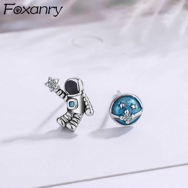 

Charm ANRY Prevent Allergy Silver Color d Earrings Fashion Creative Asymmetry Blue Astronaut Design Party Jewelry L230315