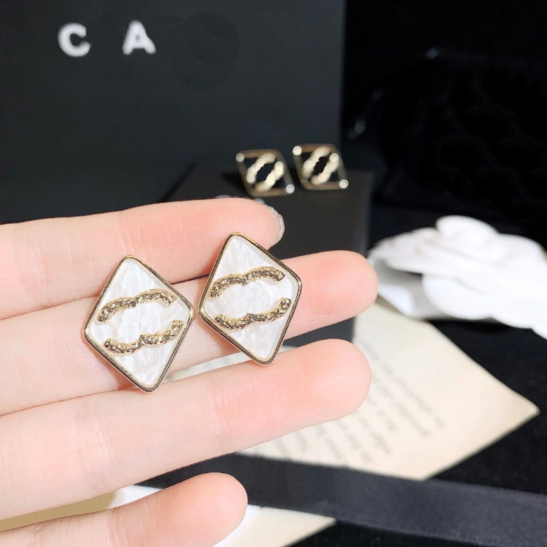 

Vintage Design Stud Earrings Designer Earrings Stamp Girls Fashion 18k Gold Plated Earrings Black White Popular Brand Jewelry Spring New Accessories Party