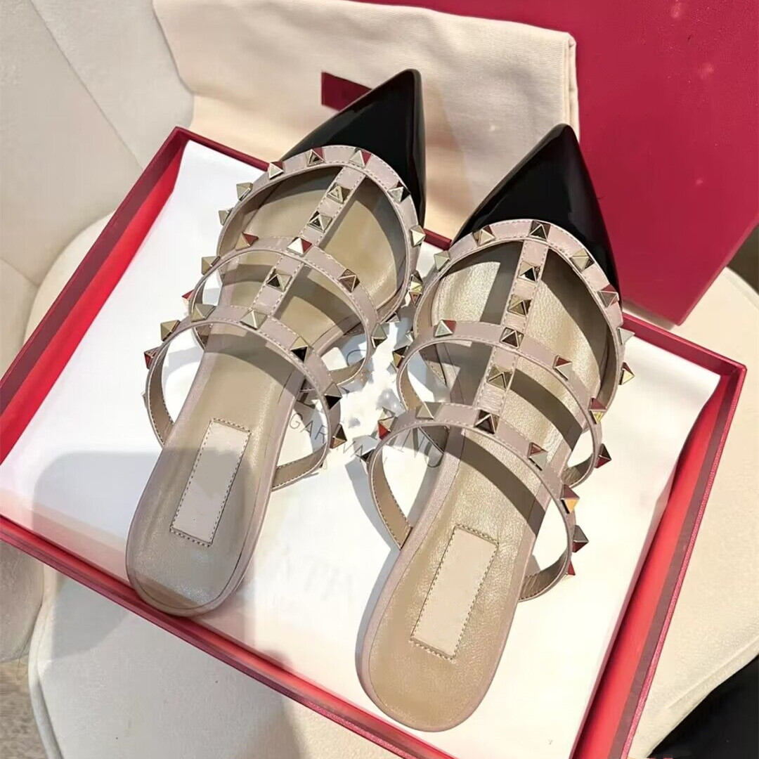 

Luxury Women Brand Slippers Rivets Sandals Black Red Shiny Patent Leather Flat Heels Beach Pointed Toe Genuine Leather Women's Slipper with Bag 34