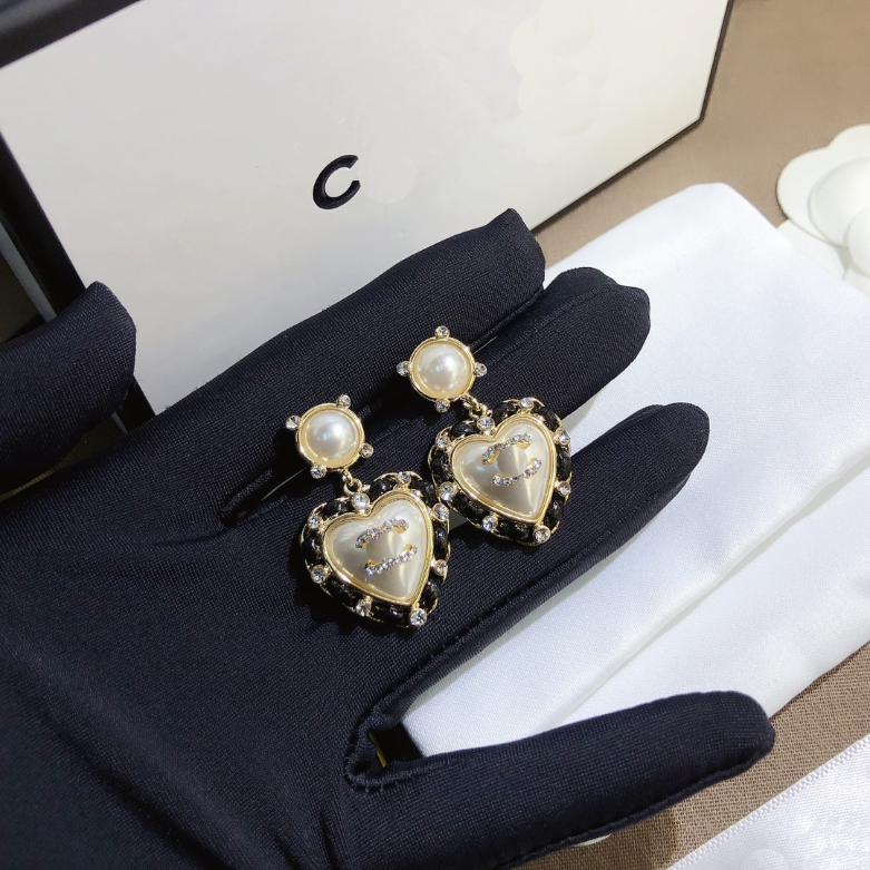 

Designer Heart Earrings Charm European Brand Love Earring 18k Gold Earrings Popular Luxury Jewelry Exquisite Design Spring Accessories Travel Home Gifts