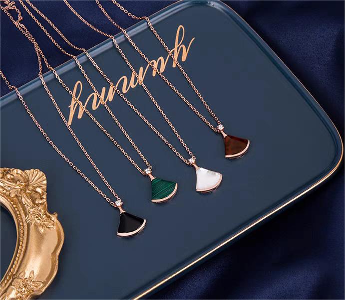 Jewelry custom 18K rose gold small skirt necklace needlework chalcedony white fritillaria inlaid diamond collarbone