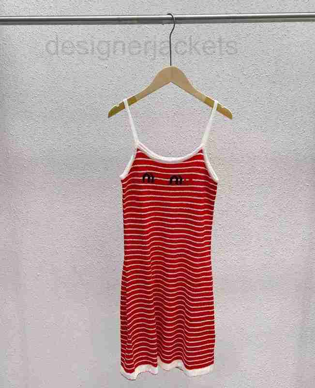 

Casual Dresses designer 2023 Summer New Fashion Versatile Age Reducing Girl Style Sling Jacquard Contrast Stripe Knitted Dress Women R1XV, Red