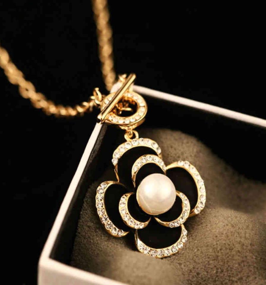 

Famous Black Flowers Pendant Necklaces Luxury Brand Designer Fashion Charm Jewelry Pearl Camellia Necklace For Women7207726