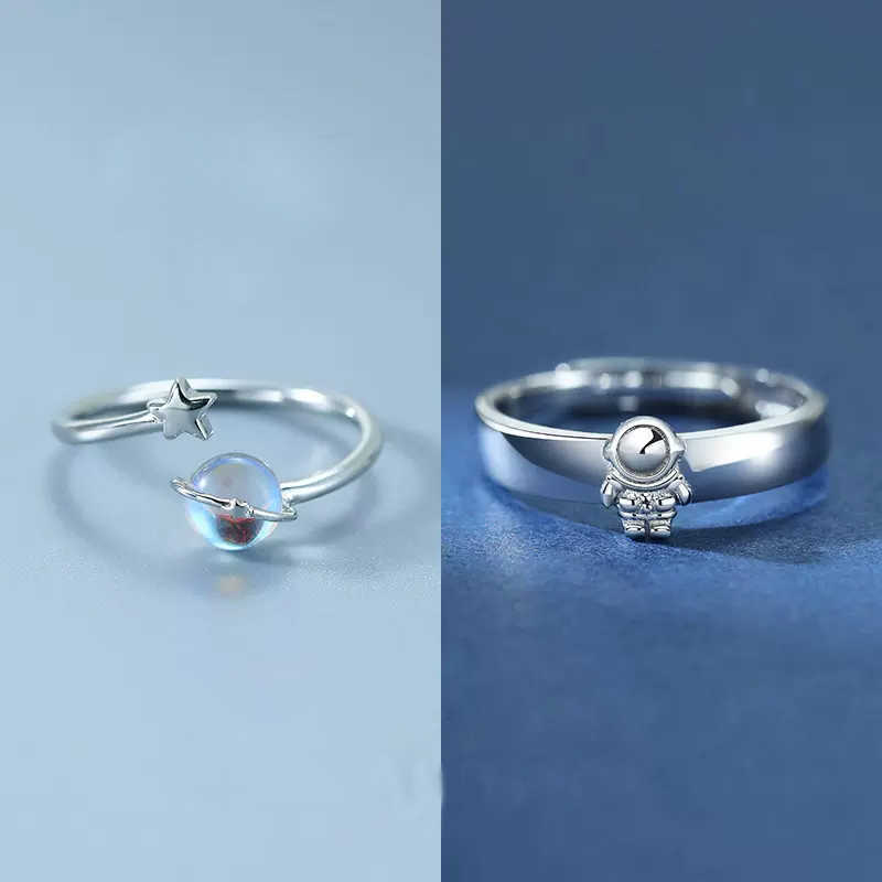 

Band Rings 2Pcs Couple Astronaut Planet Ring Couples Accessories Spaceman Moon Ring Star Moon Finger Ring for Lover Men Women Jewelry G230317