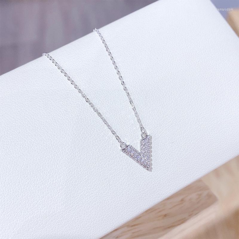 

Chains Personality Fashion Gold Silver Jewelry Exquisite Micro Pave CZ Copper Chain Letter V Clavicle Pendant Necklaces
