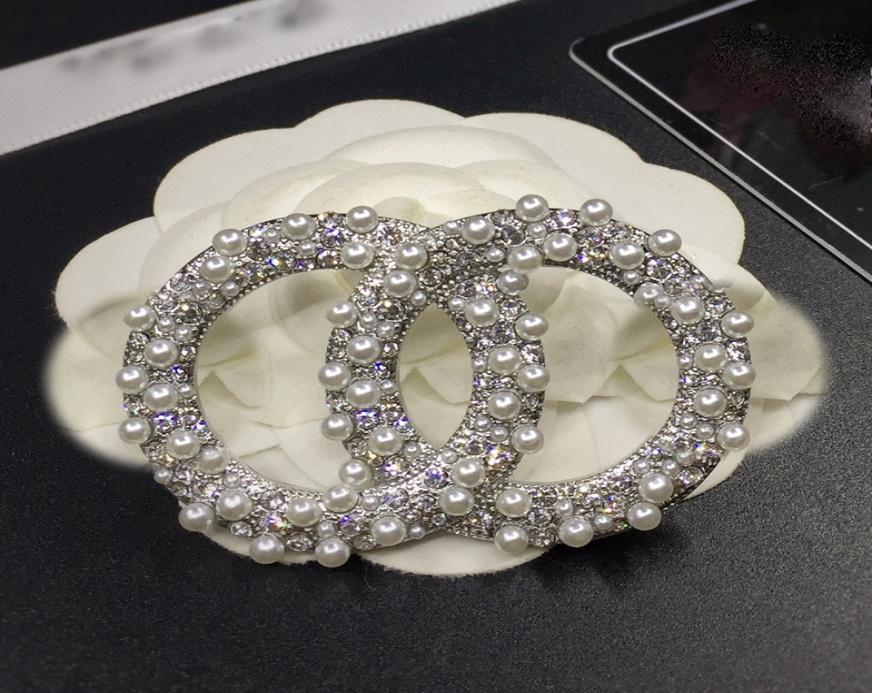

Top Quality Whole Brooch Brass Gold Plated 5A Luxury Brand Official Replica Hand inlaid pearls Brooch Christmas Gift Banquet U2659969