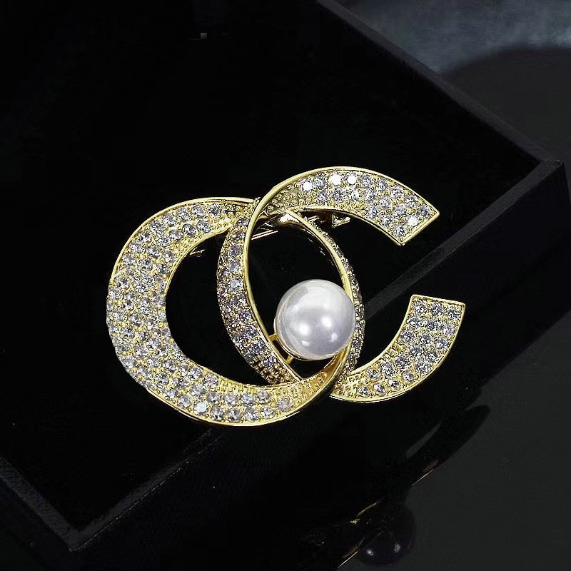 

Luxury Designer 18K Gold Plated Pearl Brooches Fashion Women Brand Letter Brooch Sweater Suit Brought Pin Clothing Jewelry Accessories