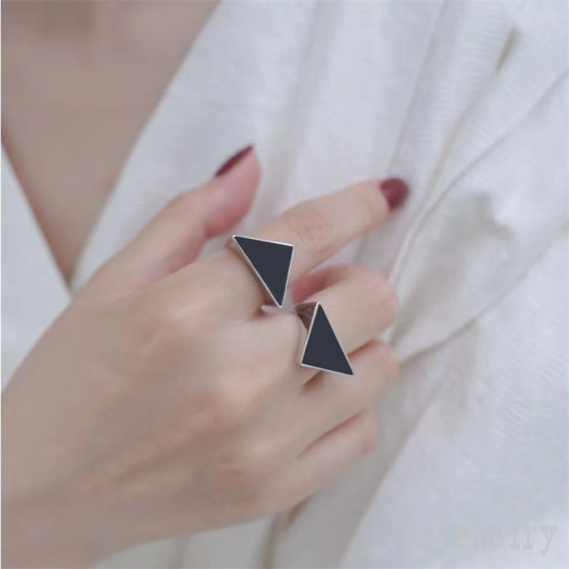 

Silver color luxury ring men triangles bague letter size shiny black halloween graceful designer rings polished wed enamels letters ring jewelllery ZB040 F23