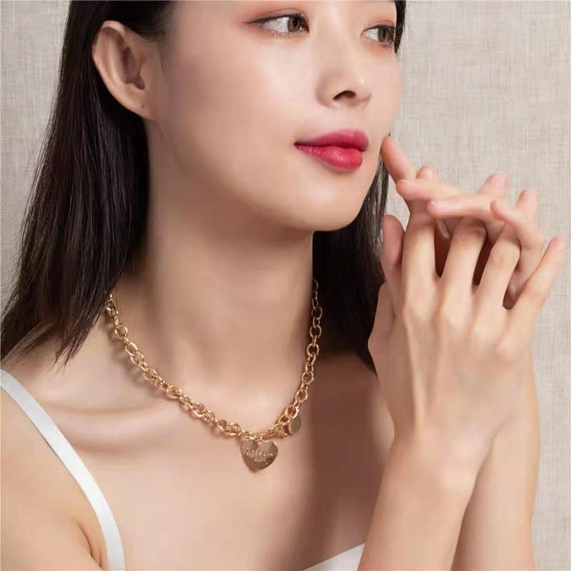 

Chains Exquisite Heart-shaped Pendant Necklace Jewelry