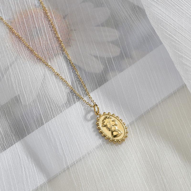 

Chains Vintage Carved Coin Stainless Steel Elizabeth II Round Necklace Women Figure Medallion Pendant Long Necklaces Bohemia Jewelry