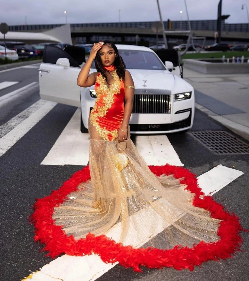 Robes de bal de sirène en satin rouge pour filles noires avec des plumes 2023 couche-licot du cou de couche