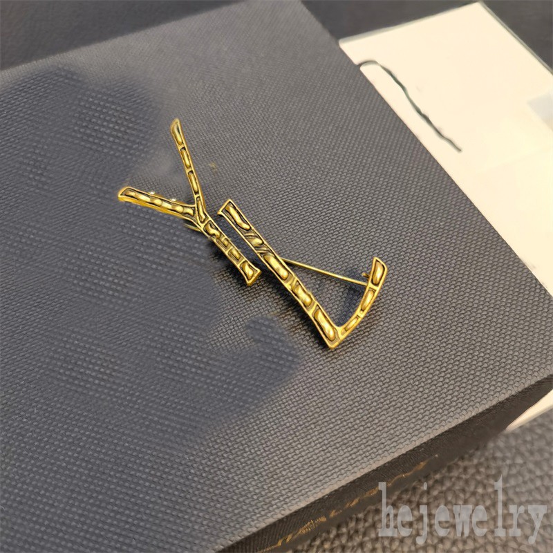 

Sparkle diamond designer brooch letter alligator brass bridal morocco pin hats designers women christmas dress brooches jewelry woman sweater broche ZB041 F23