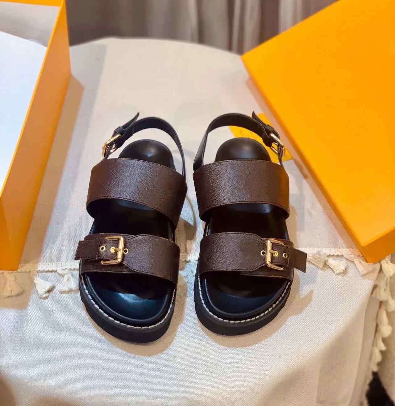 

2023 New Comfort Flat Sandals Women Designer Slippers Adjustable Hook Loop Lady Classic Casual Shoes fashion versatile, Brown