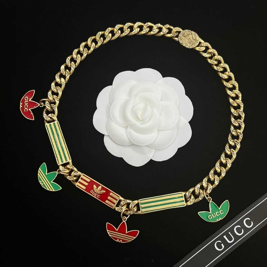 

2023-family's high-quality Korean clover necklace designed by female collarbone chain is simple and versatile Luxury ornament