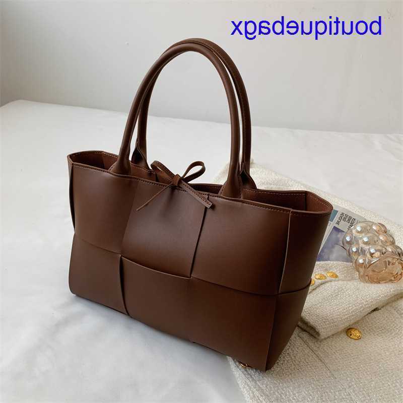 

Luxury Bottegss Venetss Arco Evening Bags online store tote women's 2023 high-capacity spring bag knitting new large lattice hand With logo CODD, White6