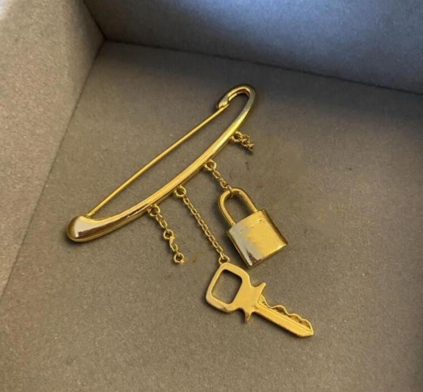 

European and American letter brooch tassel lock key pendant flower small exquisite simple accessories female high quality fast del4641684